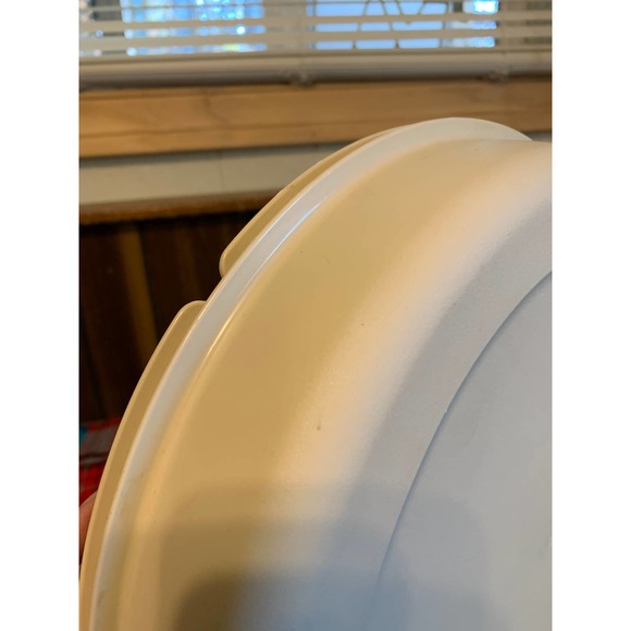 Tupperware divided vegetable chip and dip tray with lid - Picture 12 of 14